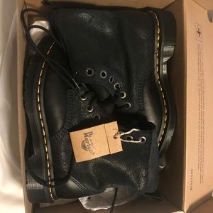 SIZE 6 DR. MARTENS